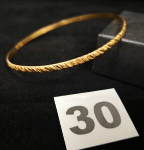 1 Bracelet en or rigide (diam 6,7cm). PB : 9,5g