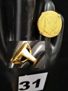 1 Bague en or rehaussée d'une pièce de 10 Francs Napoléon III en guise de plateau (TD 53). PB : 7g