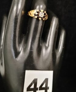1 Bague en or monture ouvragé d'un motif trèfle ornée d'un diamant taille rose (TD 53). PB : 3g