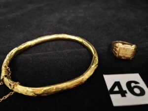 1 Bracelet en or rigide avant cabossé et 1 Chevalière en or gravée "MFV" (TD 56). PB : 17,5g