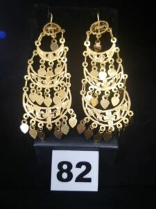 2 Boucles d'oreilles en or articulées ornées de pampilles "1 manquante" (L9cm). PB 12g