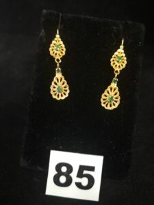 2 Pendants d'oreilles en or, articulés ornés de pierres vertes (L 4cm). PB 3,1g