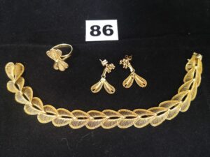 1 Bracelet motif filigrané (L 20,5cm), 1 bague filigranée (TD 54) et 2 pendants d'oreilles filigrané. Le tout en or. PB 27,7g
