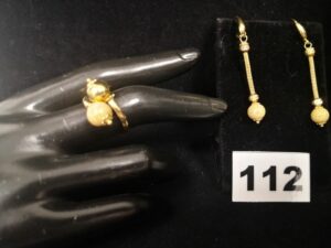 1 Bague type toi et moi motif boules (TD 57) et 2 pendants d'oreilles motif boules et chainettes maille colonne (L 5,5cm). Le tout en or. PB 6,6g