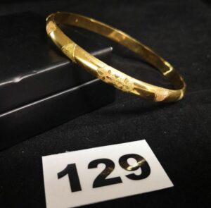 1 Bracelet en or rigides bicolore à decors granité. PB 9,2g