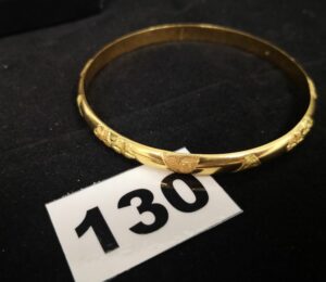 1 Bracelet en or rigide bicolore à decor granité. PB 9,1g