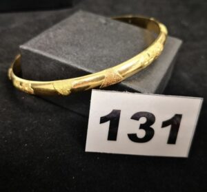 1 Bracelet en or rigide bicolore à decors granité. PB 9,1g