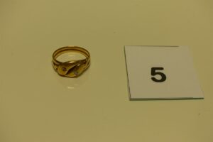 1 Bague en or à décor d'un serpent orné de 2 petits diamants (td62). PB 7,2g