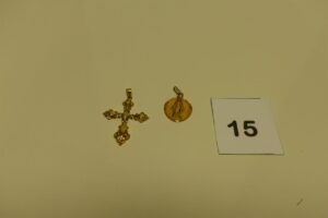 1 croix ouvragée en or (H4cm) et 1 médaille de la Vierge en or (verso gravé). PB 4,4g