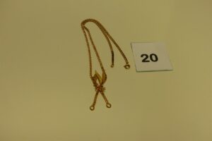1 collier maille articulée en or motif central floral et orné d'une petite pierre rouge (L38cm). PB 8,5g