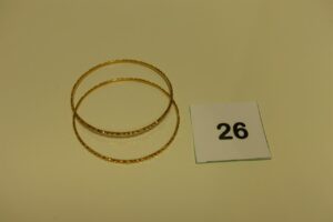 2 bracelets rigides ouvragés en or (diamère 6,5cm). PB 16,7g