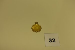 1 pendentif porte photos en or (cabossé). PB 7,4g