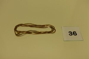 1 chaîne maille serpentine en or (un peu abimée, L74cm). PB 11,5g