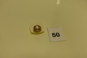 1 bague en or et platine ornée de 3 diamants dont 1 principal d'environ 0,30ct (td51). PB 9g