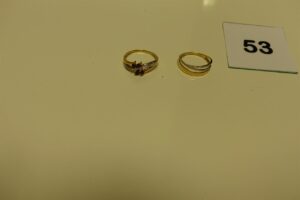 2 bagues bicolore en or (1 ornée de 2 rangs de petits diamants td53)(1 ornée de 4 petites pierres rouges td55). PB 4,3g