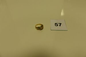 1 bague en or ornée de petites pierres vertes et petits diamants (td52). PB 5,1g