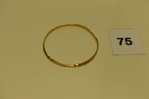 1 bracelet rigide et ouvragé en or (soudure bas titre en alliage 14K)(diamètre 6,5cm). PB 13,9g