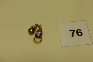 2 pendentifs en or (1 ornée d'une perle grise)(1 orné d'une grosse pierre violette). PB 7g