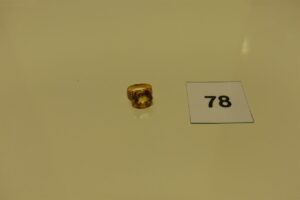 1 bague en or rehaussée d'une grosse pierre jaune (Td49). PB 7,2g