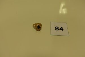 1 bague en or monture cassée ajourée et ornée d'une petite pierre (Td57). PB 3,7g