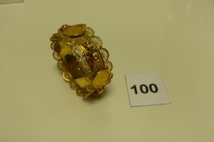 1 bracelet esclave en or à motifs filigranés serti clos 4 florins (diamètre 6,5ccm). PB 62,5g