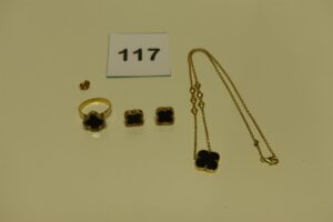 1 parure composée d'une bague (Td54) 1 collier (L40cm) et 2 boucles sans systèmes. Le tout en or et orné d'une pierre entourage pierres blanches. PB 11,4g (+1 fermoir en métal)