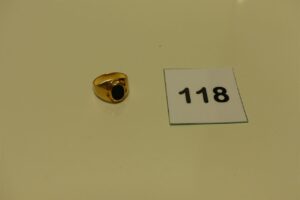 1 chevalière en or ornée d'une pierre noire (Td56). PB 5,6g