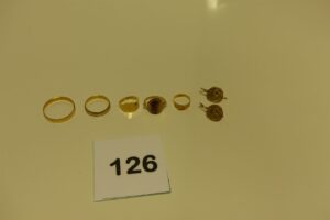 2 alliances en or (Td49/63)3 bagues pour bébé en or et 2 pendants ouvragés en or. PB 7,8g