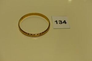 1 bracelet rigide et ouvragé en or cassé( diamètre 7cm). PB 16,9g