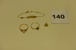 2 bagues en or (1 ornée d'une perle Td52)(1 à décor d'un coeur orné d'une pierre Td52) et 1 boucle en or. PB 3,7g + 1 bracelet pour enfant identité vierge en alliage 9K et orné d'un motif émaillé (L14cm). PB 0,9g