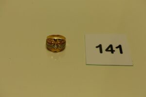 1 bague en or bicolore ornée de petites pierres (Td55). PB 4,8g