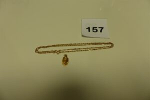 1 chaîne maille alternée en or (L45cm) et 1 pendentif en or à décor d'un scarabée