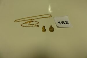 1 chaîne maille alternée en or (L46cm), 1 bracelet en or gravé (L14cm) et 2 pendentifs en or (1 chat et 1 signe du Lion). PB 6.3g