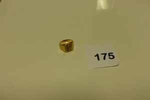 1 chevalière en or initiales gravées "FP". PB 15.4g