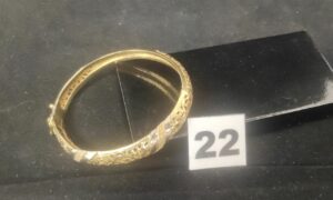 1 Bracelet en or rigide ouvrant, orné d'arabesques ajourées. PB 17,2g
