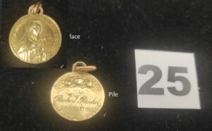 1 Ancienne médaille Sainte Thérèse de Lisieux en or, gravée. PB 3,9g