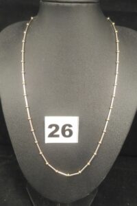 1 Collier bicolore en or articulé de perles d'or allongées sur chainette fine (L43cm). PB 10,3g