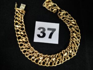 1 Bracelet en or maille en huit, abimé (L19cm). PB 12,4g