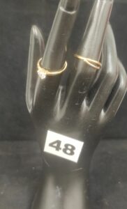1 Bague fine bicolore (TD50) et 1 bague ornée d'une pierre taillée en coeur (TD 51). Le tout en or. PB 2,3g