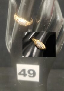 1 Bague en or ornée de petits diamants (TD 53). PB 3,1g