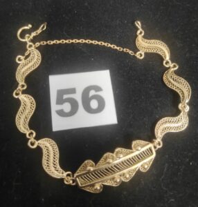 1 Bracelet en or filigrané articulé (L18cm) avec chainette de sécurité. PB 13,5g