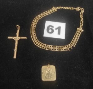 Lot casse: 1 Christ sur croix, 1 pendentif ange et 1 bracelet articulé abimé. Le tout en or. PB 12,1g