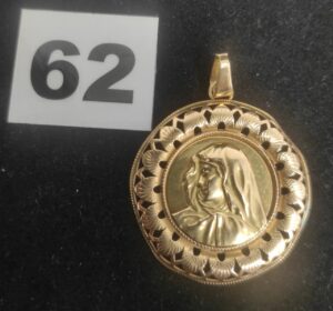 1 Médaille de la sainte Vierge en or cabossée. PB 6g