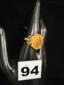 1 Bague en or à plateau fait d'une pièce de 10fr Napoléon III (TD 57). PB 6,6g