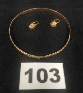 1 Bracelet rigide bicolore (cabossé) et 2 petites boucles. Le tout en or. PB 9,4g