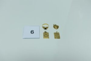3 pendentifs en or (2 plaques gravées et un double coeur), une chevalière en or ornée d'un onyx (Td55). PB 7,4g