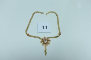 1 collier maille articulée en or motif central orné de petites pierres roses (manque pampille, L40cm). PB 12,4g