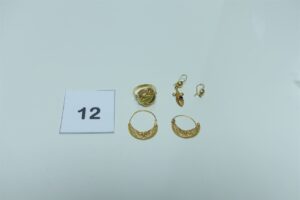 1 bague en or à décor d'une feuille (Td58) 1 paire de créoles en or motif filigrané, 1 pendant en or orné d'une petite pierre et 1 bris de boucle en or. PB 5,8g