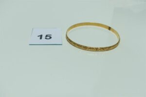 1 bracelet rigide en or à décor floral (diamètre 7cm). PB 15,5g