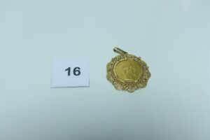 1 pendentif ouvragé en or serti-griffes 1 pièce de 100Frs NAPIII A1858. PB 47,1g